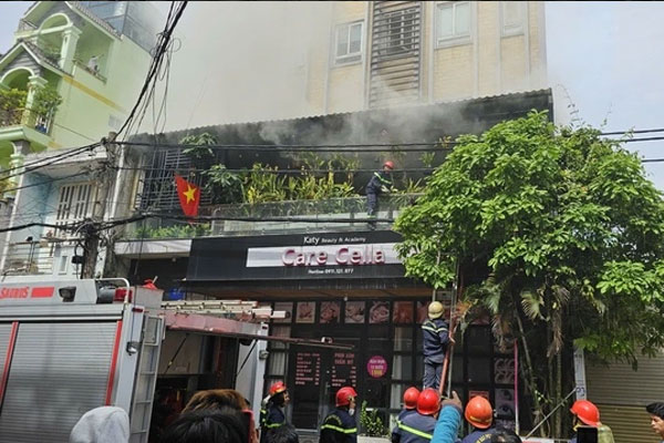 Cháy nhà 5 lầu, người thuê trọ dùng khăn bịt mũi tháo chạy khỏi đám cháy