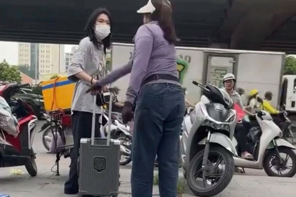 Công an thông tin vụ người bán trà đá đuổi cô gái đứng trên vỉa hè