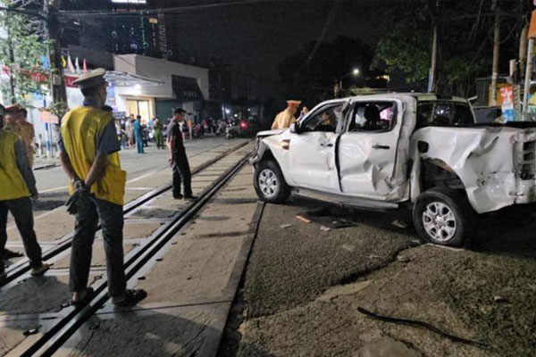 Đồng Nai: Ô tô bán tải bị tàu hỏa hất tung, 2 người tử vong