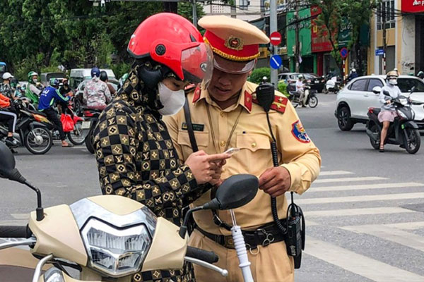 Hà Nội: Người vi phạm giao thông bị thu giấy tờ qua app VNeID