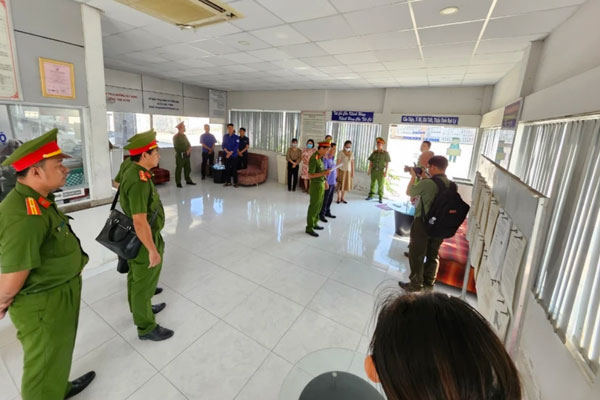 Hàng chục cảnh sát khám xét, bắt giam 2 phó giám đốc Trung tâm đăng kiểm nhận hối lộ