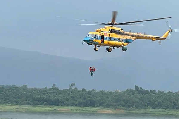 Quân đội huy động 403 xe đặc chủng, 6 máy bay, sẵn sàng chống siêu bão
