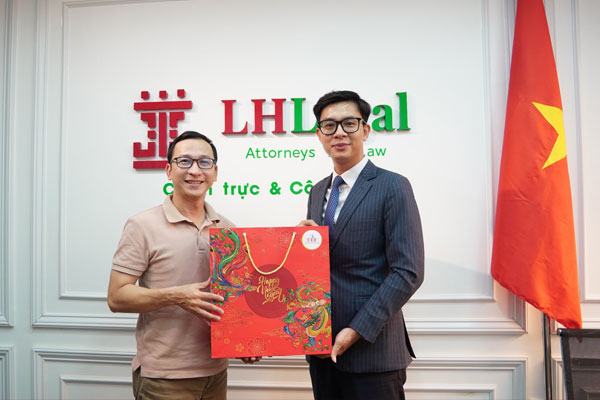 Thầy Vũ Anh Sao - Phó khoa Luật Trường UEF thăm văn phòng Công ty Luật LHLegal