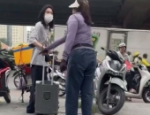 Công an thông tin vụ người bán trà đá đuổi cô gái đứng trên vỉa hè