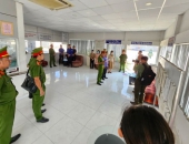 Hàng chục cảnh sát khám xét, bắt giam 2 phó giám đốc Trung tâm đăng kiểm nhận hối lộ